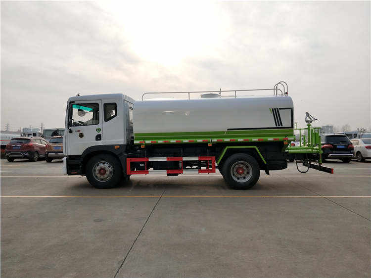 国六D9东风多利卡康机洒水车发车