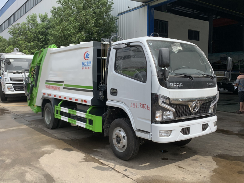 东风福瑞卡压缩式垃圾车6方